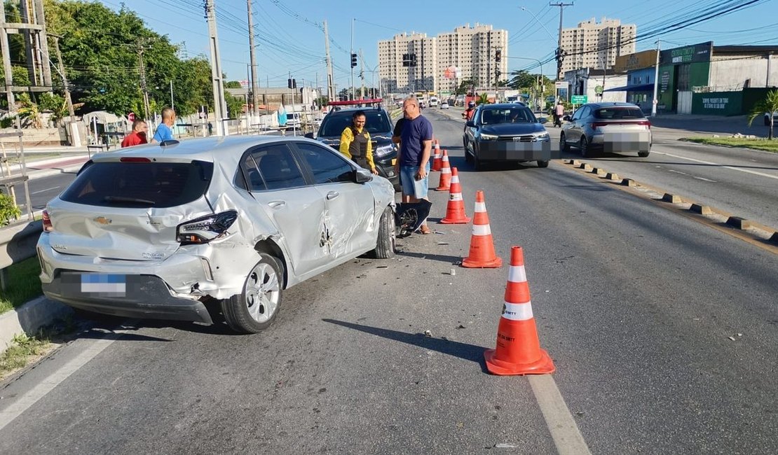 Colisão entre caminhão e carro causa transtornos no trânsito da Avenida Menino Marcelo