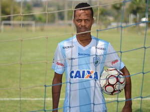 Nascido em Penedo e revelado no Coruripe, volante Romisson assina com o Londrina