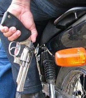 Criminoso armado rende vítima e rouba motocicleta, em Arapiraca