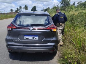PRF prende homem com veículo roubado e sinais adulterados em Maribondo