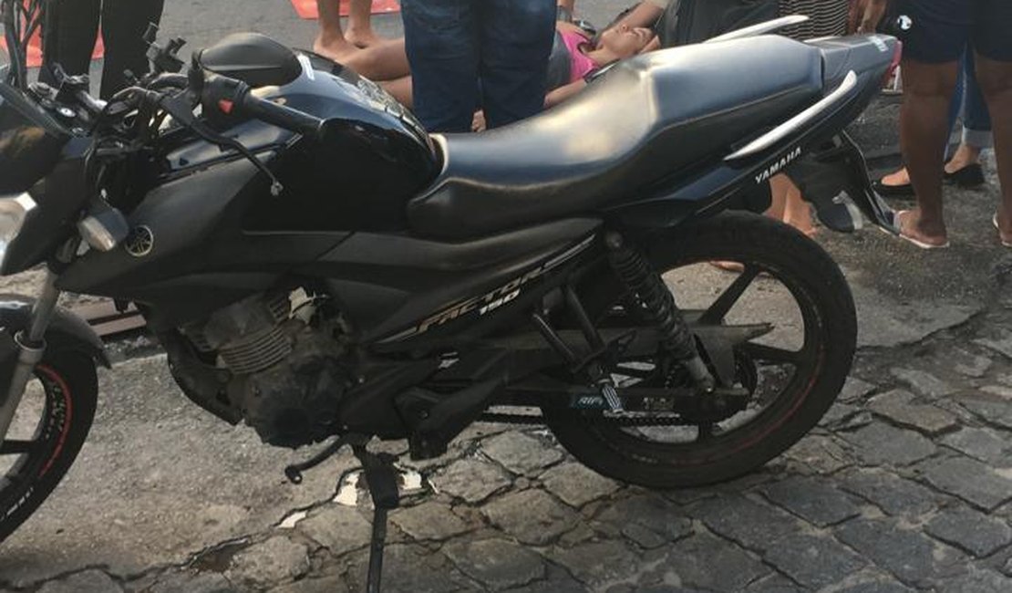 Colisão entre carro e moto deixa mulher ferida no Jacintinho