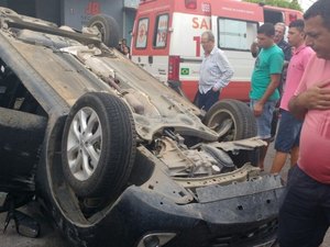 Mulher bate em moto, perde o controle do carro e capota em avenida de Arapiraca