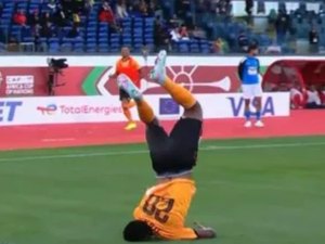 Mortal em comemoração de gol termina mal e jogador quase sofre lesão grave