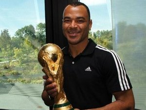 Ex-capitão Cafu é expulso do vestiário da Seleção por José Maria Marin