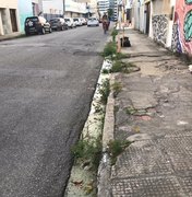 Moradores alertam para vazamento de água em rua do Farol