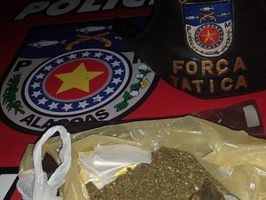 Jovem é preso e confessa que escondia droga dentro de cano, em Maceió