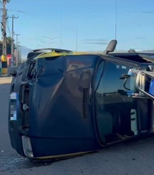 Colisão entre dois carros termina em capotamento na AL-110, em Arapiraca