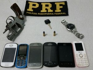 [Vídeo] PRF prende dois homens por porte ilegal de arma de fogo