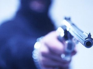 Indivíduos roubam dinheiro e celulares em estabelecimento comercial