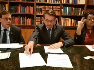 'Não doem dinheiro pra ONG', diz Bolsonaro em live semanal