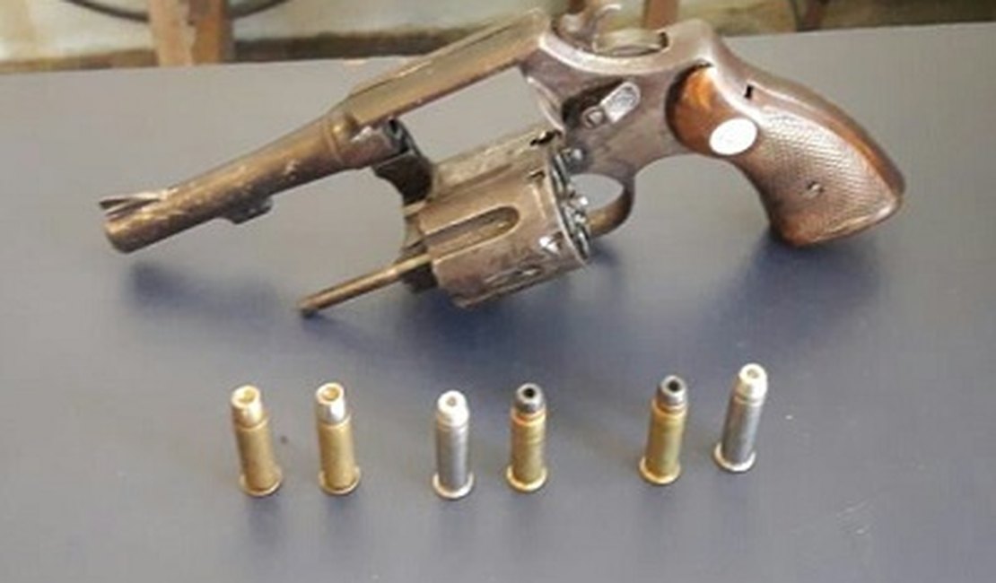 Dupla é presa com arma de fogo e munições na BR-101, em Novo Lino