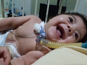 Pais de bebê com doença rara lutam para ter condições de levar filho para casa em Arapiraca