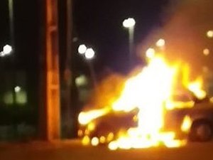 Incêndio destrói dois veículos e atinge mais um em Maceió