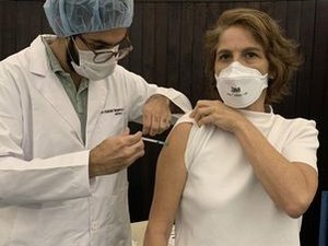 Drica Moraes vibra ao ser vacinada contra a covid: 'Viva a ciência!'