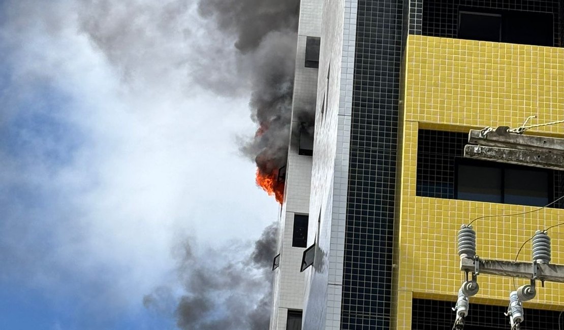 [Vídeo] Incêndio atinge apartamento no edifício Mariela, em Maceió