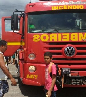 [Vídeo] Incêndio atinge residência e destrói telhado em Arapiraca