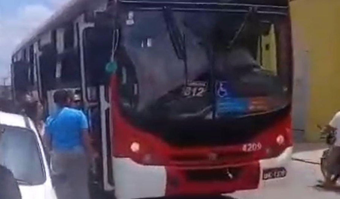 Homem armado abre fogo dentro de ônibus lotado no Benedito Bentes