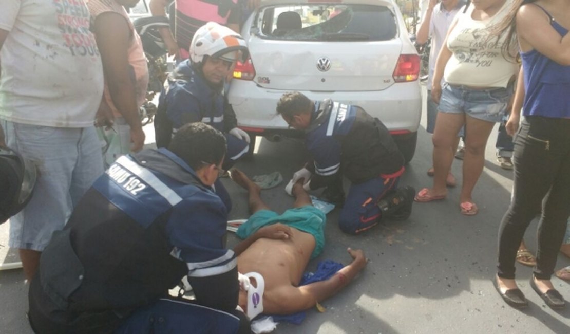 Adolescente fica ferido ao colidir cinquentinha em traseira de carro