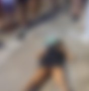 ﻿Mulher é alvejada a tiros e morre na calçada no Trapiche da Barra, em Maceió