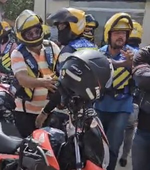 Mototaxistas de São Miguel dos Campos bloqueiam via em protesto contra motoristas de aplicativo