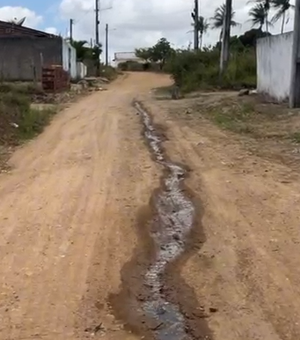 [Vídeo] Moradores da Lagoa Nova, em Arapiraca, fazem apelo para resolver problema de vazamento de água