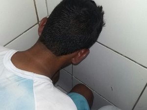 Polícia descobre dois pontos de tráfico de drogas em Maceió e homem é preso