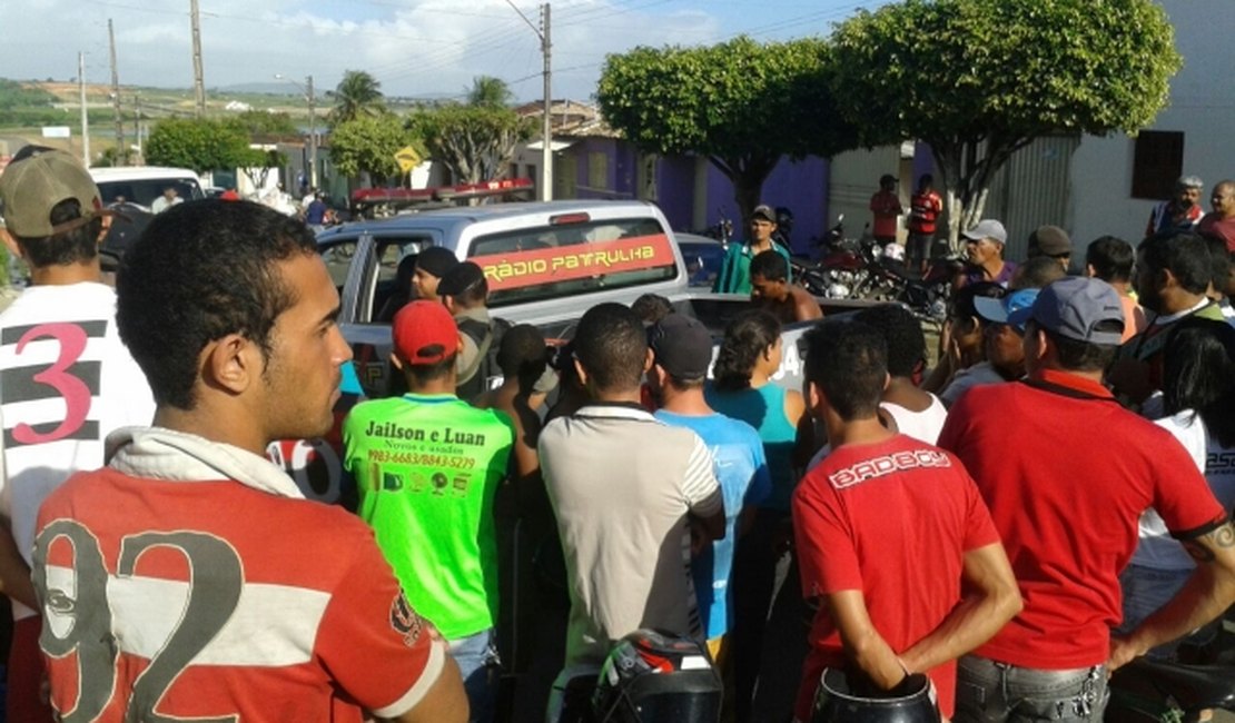 Condutor embriagado sobe em calçada e quase atinge policial militar