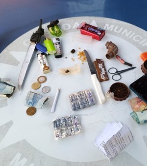Homem é preso suspeito de tráfico de drogas na Praça da Faculdade, em Maceió
