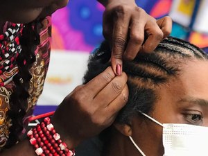 Trancista de Guiné Bissau é nome forte no empreendedorismo e valorização da cultura africana em Alagoas