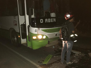 [Vídeo] Carro colide com ônibus na AL-220, em Arapiraca