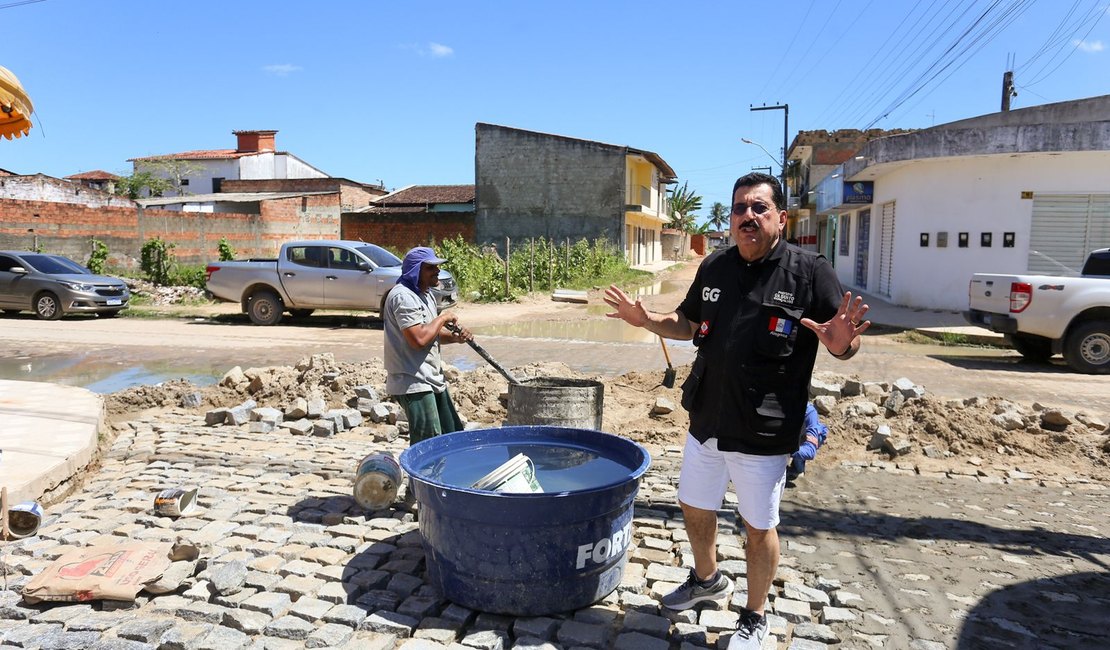 Prefeito Gilberto Gonçalves vistoria obras de drenagem e pavimentação no Conjunto Asa dos Ventos