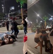 [Vídeo] Mulheres trocam tapas e chutes na porta de shopping em Maceió