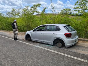Veículo de locadora é encontrado 'depenado' e abandonado na AL-105