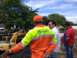 Slum executa mais uma etapa da limpeza do Riacho Salgadinho