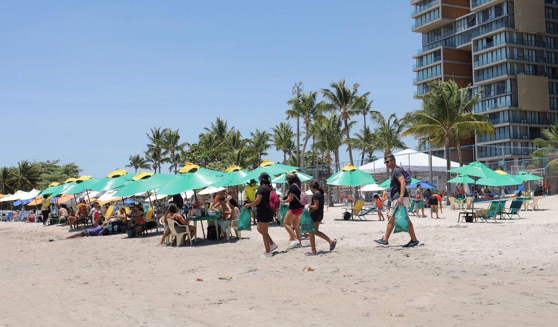 Educação ambiental: mutirão de limpeza mobiliza voluntários na praia da Pajuçara, em Maceió