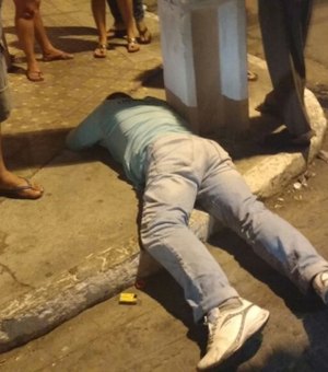 Homem embriagado é agredido por companheiros bêbados