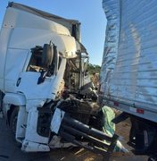 Dois acidentes envolvendo carretas na BR-101, em Junqueiro, deixa feridos e uma pessoa morta