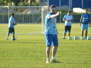 Argel define CSA com meio-campo reforçado diante do Grêmio