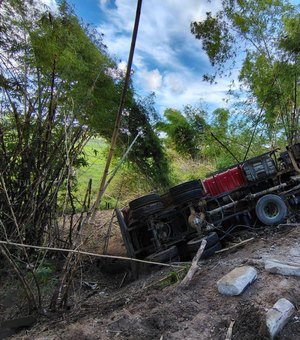 Equipe do Departamento Estadual de Aviação resgata vítima de acidente com caçamba em Rio Largo