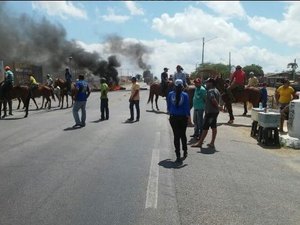 Vaqueiros interditam rodovias do Sertão de Alagoas em protesto contra decisão do STF