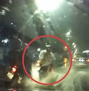 Motociclista causa acidente após ultrapassagem arriscada na Av Gustavo Paiva, em Maceió