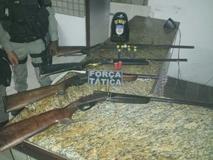 PM apreende quatro espingardas dentro de barraco na Usina Cachoeira do Meirim