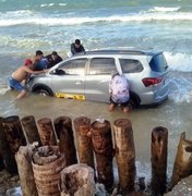 Táxi de Arapiraca fica submerso após avanço da correnteza na Praia do Peba