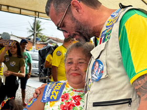 Leonardo Dias agradece carinho durante carreata de apoio a Flávio Bolsonaro