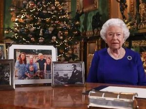 Rainha Elizabeth ignora Harry e Meghan Markle em foto natalina