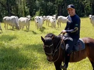 Longe da TV, Maurício Mattar cria cavalos em haras familiar