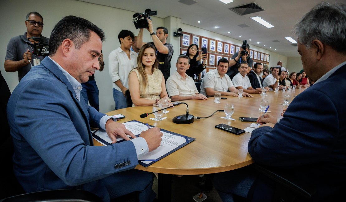 Governador entrega ambulâncias do Samu e autoriza construção de mais duas escolas