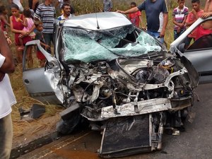 [Vídeo] Colisão entre caminhão e carro deixa feridos em Atalaia
