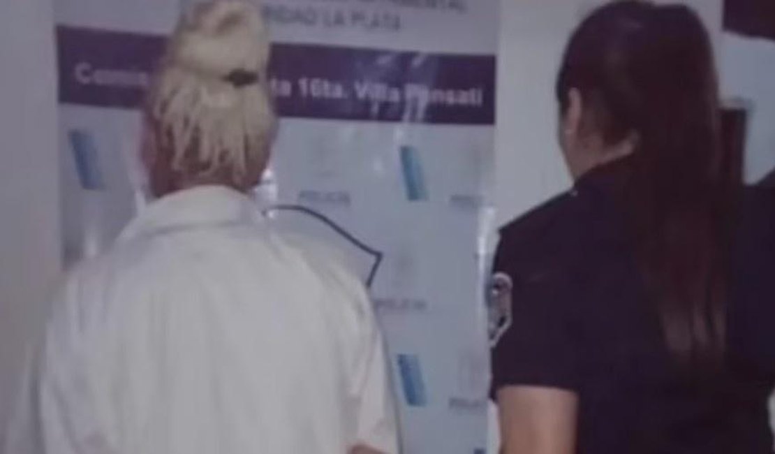 Mulher é presa por acorrentar namorado dentro do quarto para evitar traição