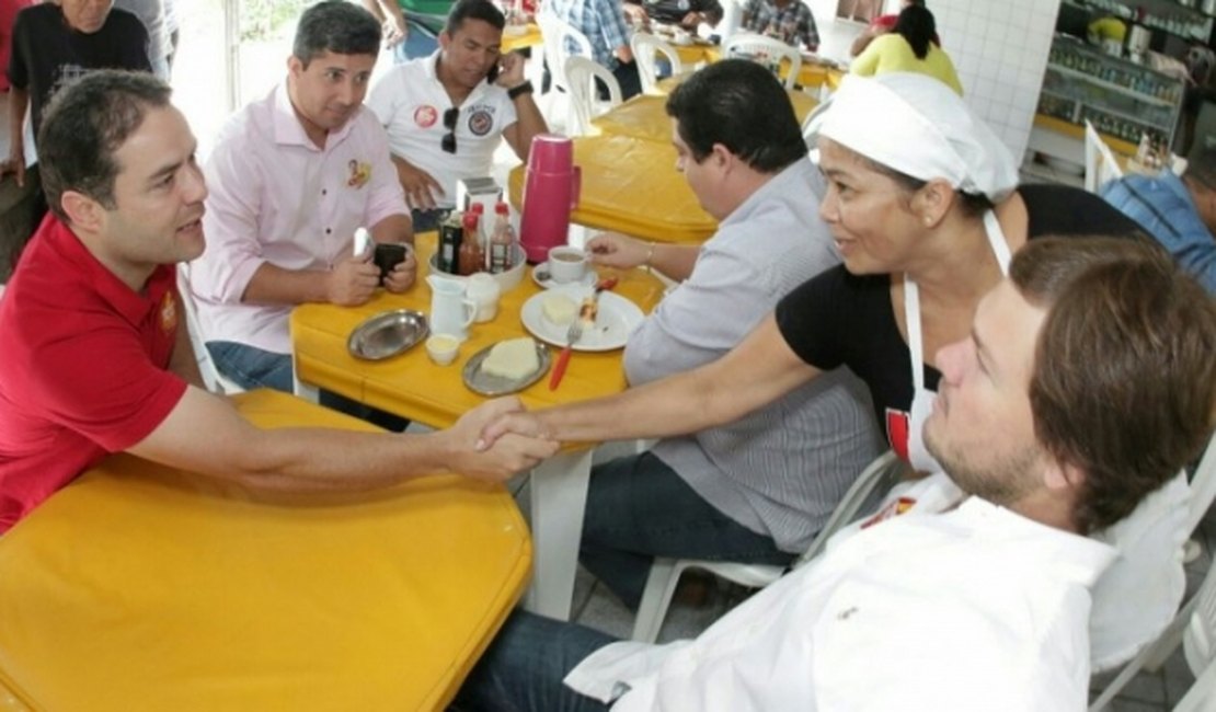 Renan Filho toma café no Mercado do Jaraguá